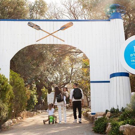 Travel Hotel Gesher Haziv エクステリア 写真